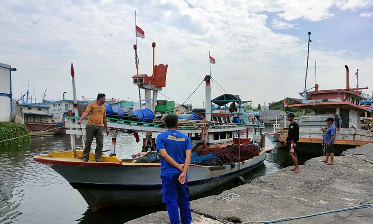 DIAMANKAN: Kapal bolga diamankan di Pelabuhan Probolinggo setelah melanggar batas wilayah tangkap.