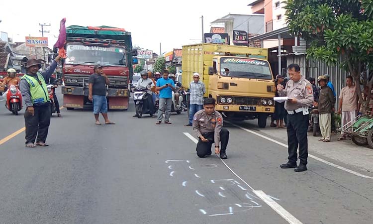 Petugas Lantas saat melakukan olah TKP kecelakaan maut di jalan raya Leces, Probolinggo.