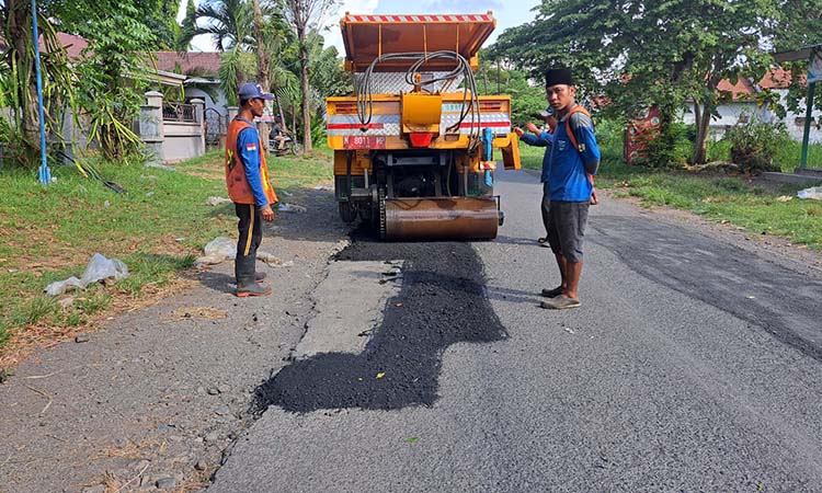 PERBAIKAN: Sebuah mobil alpomain melakukan perbaikan jalan di Kecamatan Paiton, Kabupaten Pasuruan, beberapa waktu lalu. (Agus Faiz Musleh/ Radar Bromo)