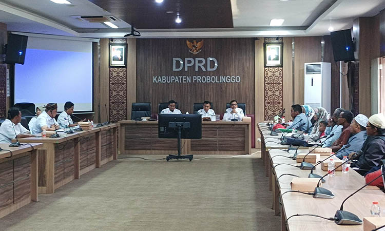 CARI SOLUSI: Sejumlah pihak saat melakukan pembahasan tentang permasalahan KSU Cakrawala, Semampir, Kraksaan di ruang banggar DPRD.