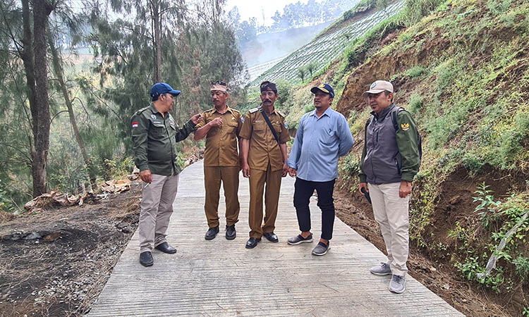 NYAMAN: Kepala Desa Sariwani Sukariyo (tengah) mendampingi tim monev sedang mengecek jalan rabat beton yang telah direalisasikan tahun lalu di Dusun Gedong.