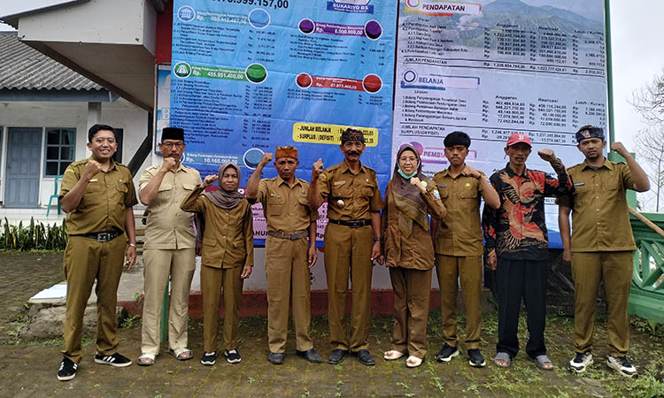 KOMPAK: Kepala Desa Sariwani Sukariyo (tengah) berfoto bersama perangkat desa.
