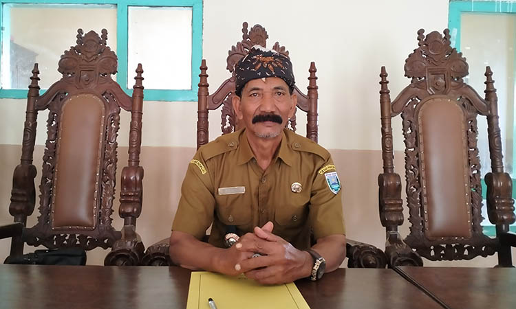 MELAYANI MASYARAKAT: Kepala Desa Sariwani Sukariyo saat ditemui di balai desa.