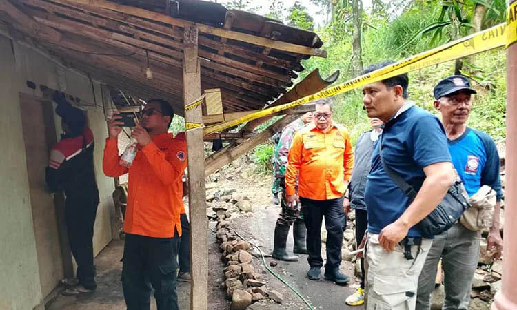 PENGECEKAN: Tim BPBD Kabupaten Pasuruan saat melakukan pengecekan di lokasi bencana tanah gerak, beberapa waktu lalu.