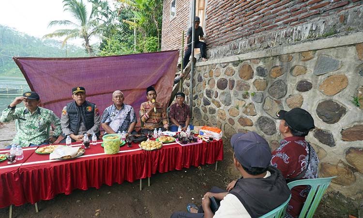 SAMBUTAN: Bersama pemangku kepentingan, Kepala Desa Tlogoargo, Umar (pegang mik) memberikan sambutan kepada audiens.