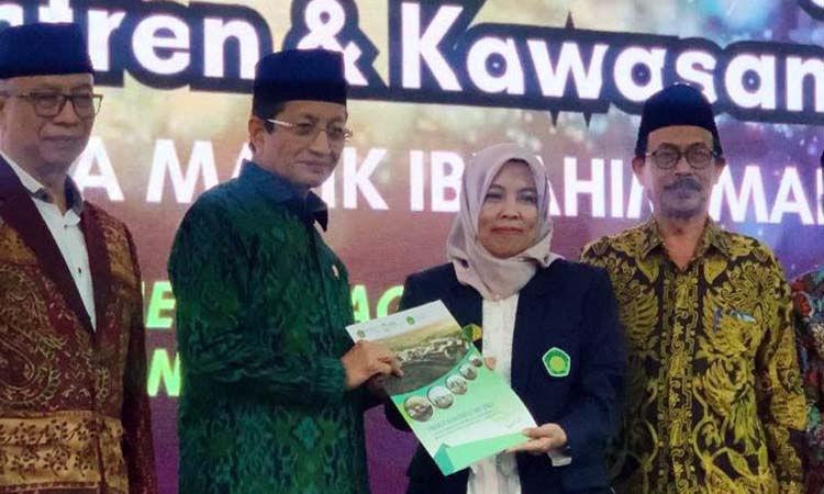 TOKOH AGAMA: Prof. Dr. Hj. Ilfi Nur Diana, M.SI., CAHRM., CRMP., bersama Menteri Agama RI Nasaruddin Umar.