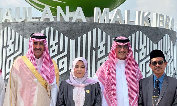 AKADEMISI: Bersama CEO Saudi Fund for Development (SFD) di Kampus UIN Malang.