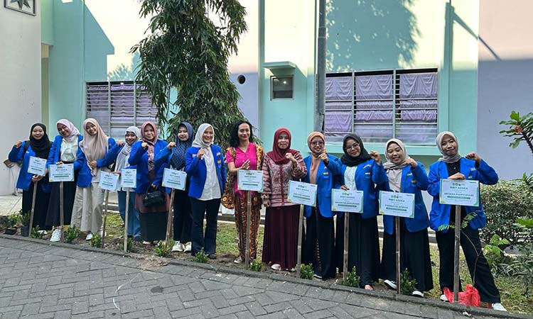 PEDULI LINGKUNGAN: Penghijauan di kampus bersama aktivis PMII se-Jatim.