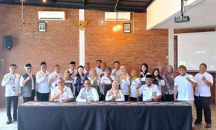 Ketua Kadin Kabupaten Probolinggo, Gede Vandana Wijaya berfoto bersama  dengan sejumlah instansi. Diantaranya, Disnaker, Bapelitbangda dan dinas terkait.