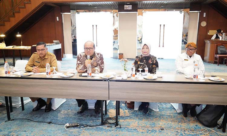 PENINGKATAN AKSES KEUANGAN BERKELANJUTAN: Kepala OJK Malang Farid Faletahan memimpin Rapat Pleno TPAKD Pasuruan-Probolinggo untuk merumuskan program prioritas 2025 (3/6).