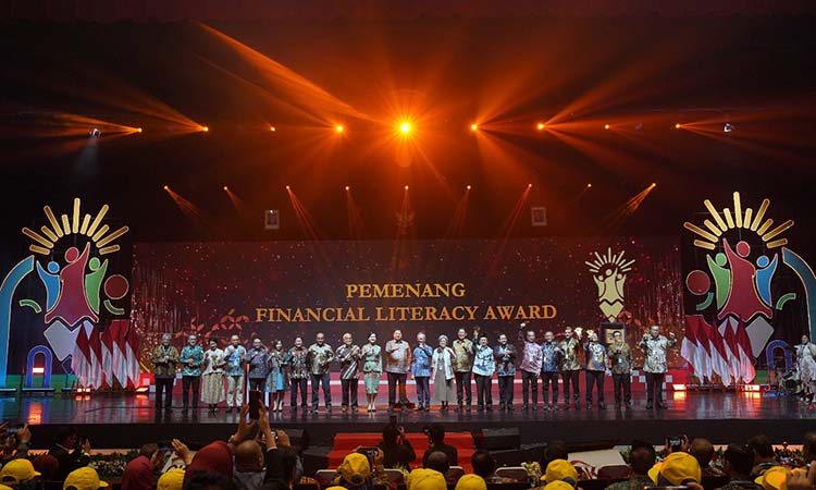 PENGHARGAAN : TPAKD Kabupaten Pasuruan menerima penghargaan dalam Financial Literacy Award 2024 atas program Terang Tani.