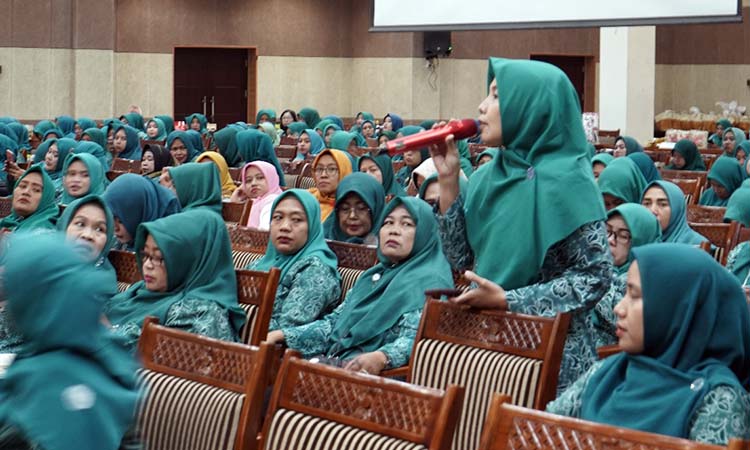 KOMITMEN SINERGI : ToT Agen Literasi Keuangan kepada Istri Kepala Desa se-Kabupaten Probolinggo.