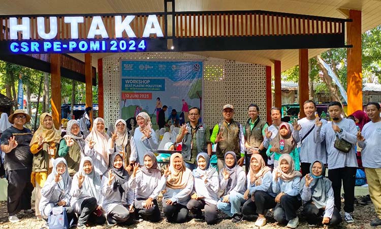SINERGI: Foto bersama peserta kegiatan lingkungan di Hutaka, wujud sinergi Paiton Energy-POMI bersama komunitas untuk keberlanjutan.