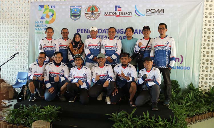 KOMPAK: Peserta Gowes Sinergi berfoto bersama di Aula Hutaka Kraksaan, bagian dari rangkaian kegiatan CSR Paiton Energy-POMI untuk membangun sinergi dan kepedulian lingkungan.