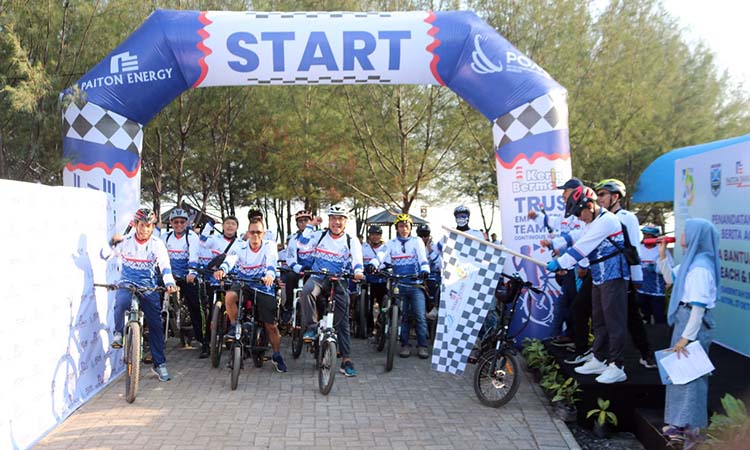 KOMPAK: Peserta Gowes Sinergi berfoto bersama di Aula Hutaka Kraksaan, bagian dari rangkaian kegiatan CSR Paiton Energy-POMI untuk membangun sinergi dan kepedulian lingkungan.