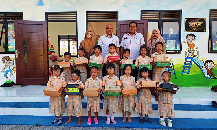 BANTUAN: Selain pembangunan gedung baru, PT Sasa Inti Gending juga memeberikan bantuan berupa peralatan sekolah hingga sepatu sekolah.