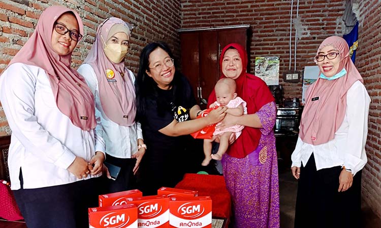 GIZI: PT Sasa Inti Gending menyerahkan bantuan nutrisi dalam rangka pencegahan stunting.