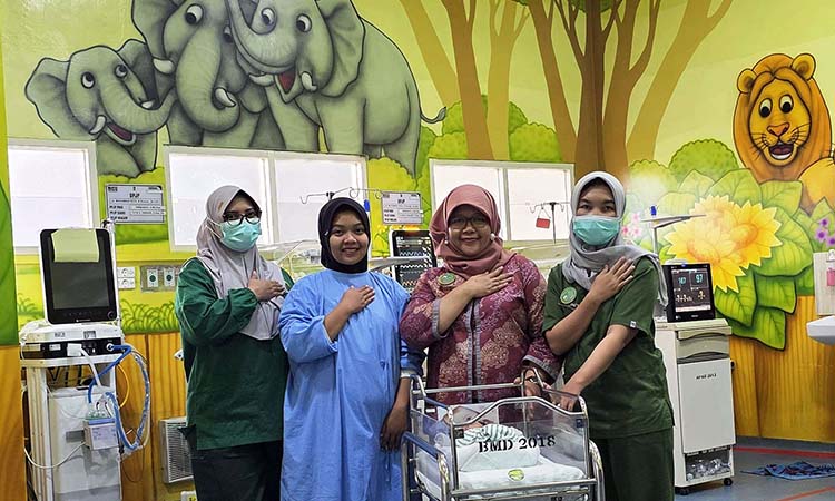 BUGARR: Desain ruangan NICU RSUD Waluyo Jati dibuat nyaman dan menarik dengan ornamen seperti gambar jerapah dan singa. Menciptakan suasana hangat dan nyaman bagi keluarga pasien.