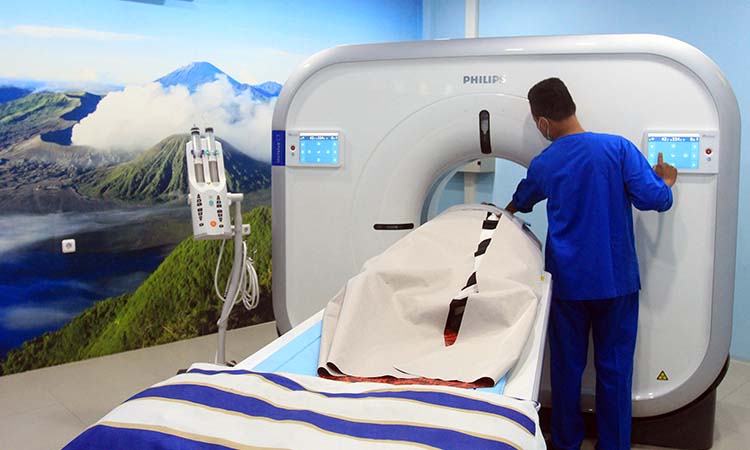 SKRINING: Petugas kesehatan RSUD Waluyo Jati melakukan skrining dengan CT Scan128 slice.