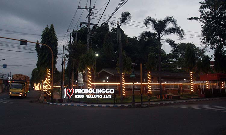 INDAH: Penampilan luar RSUD Waluyo Jati, lebih terang. Pagar dan pohon dihias hingga makin tampak indah.