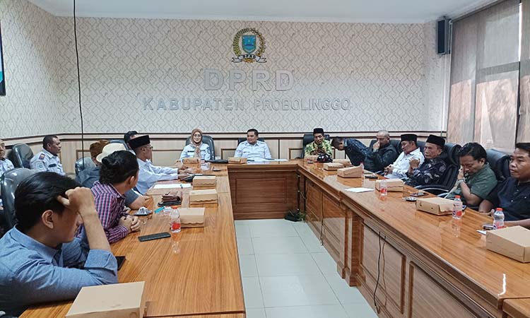 RAPAT: Anggota Komisi 2 tengah menggelar rapat dengar pendapat bersama sejumlah pihak dalam pengolahan PKL di Stadion Gelora Merdeka Kraksaan.