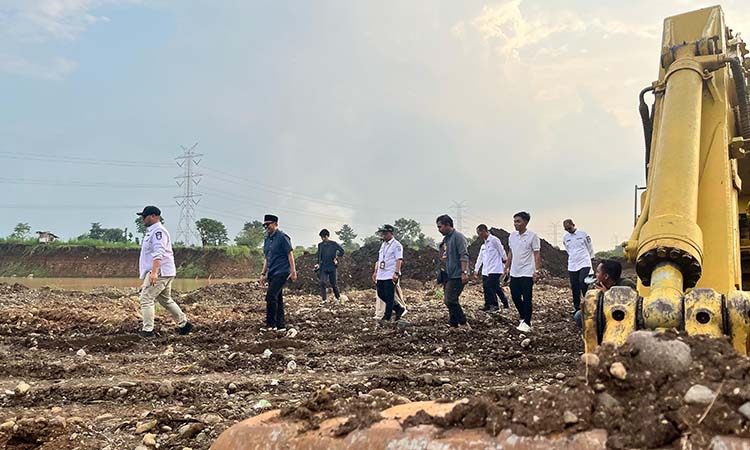 TINJAU: Selain menggelar rapat dengar pendapat, pada program Klinik Aspirasi, para anggota komisi juga sering turun lapangan untuk mengecek permasalahan secara riil.