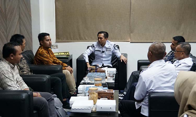 DISKUSI: Ketua DPRD Kabupaten Probolinggo Oka Jatikusuma (tengah) saat membahas tentang problematika listrik yang dialami beberapa wilayah di Kabupaten Probolinggo.