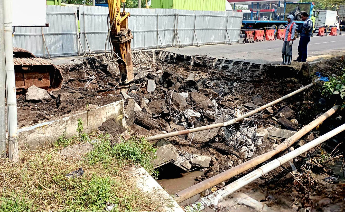 JALUR NASIONAL: Pembongkaran sisi utara Jembatan Cangkringmalang I di ruas Bangil-Beji yang sudah mulai dikerjakan. Selama pengerjaan diberlakukan sistem buka-tutup.