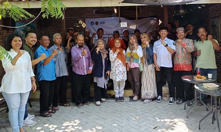 GANDENG UNIVERSITAS: Kegiatan pembinaan kerja sama antara Universitas Merdeka Pasuruan, BPC HIMPI Kabupaten Pasuruan kepada Kelompok Wisata Banyumili Kelurahan Kolursari di Kolursari, Bangil.