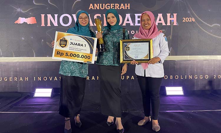 INOVATIF: Ketua TP PKK Desa Pondokkelor Esti Alfianing Tyas, A.Md.Keb. (tengah) bersama Dona Latifa, A.Md. Merry Christanty, S.Si. usai menerima penghargaan.