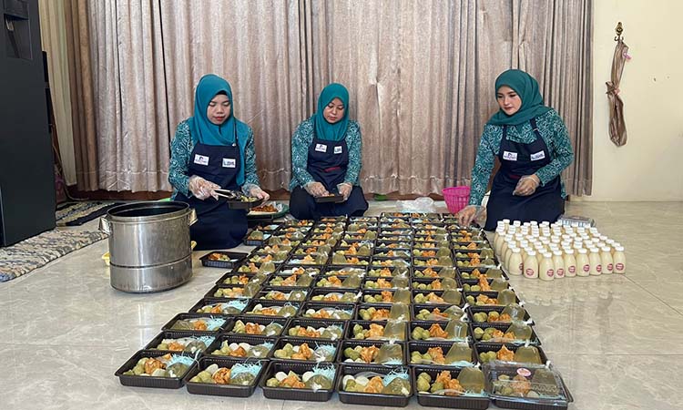 OLAHAN KELOR: Ketua TP PKK Desa Pondokkelor Esti Alfianing Tyas, A.Md.Keb. (kiri) menyiapkan PMT-AS berupa baso kelor.