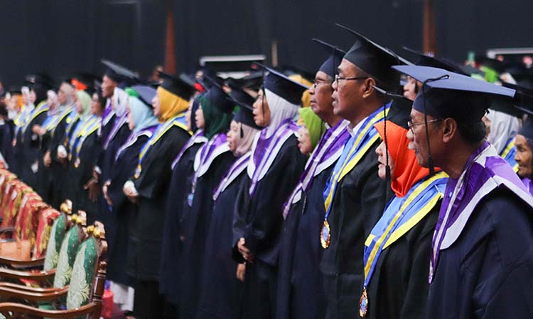 KEBANGGAAN: Sejumlah warga lansia di Kota Pasuruan mengikuti wisuda Selantang.