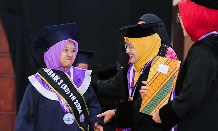 DIKUKUHKAN: Wisuda Selantang 2024 oleh Ketua TP PKK Kota Pasuruan Suryani Firdaus Adi Wibowo mulai jenjang S-1, S-2, dan S-3.