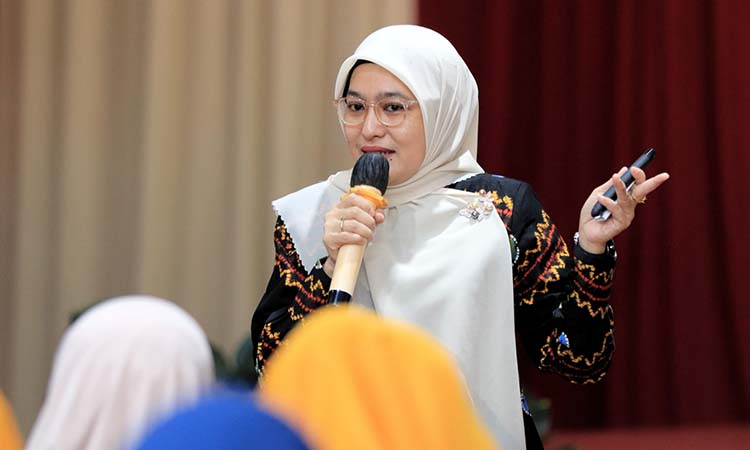 BERBAGI ILMU: Ketua TP PKK Kota Pasuruan Suryani Firdaus Adi Wibowo, S.Sos.I., M.I.Kom. juga menjadi salah satu dosen di Sekolan Lansia Tangguh Kota Pasuruan.