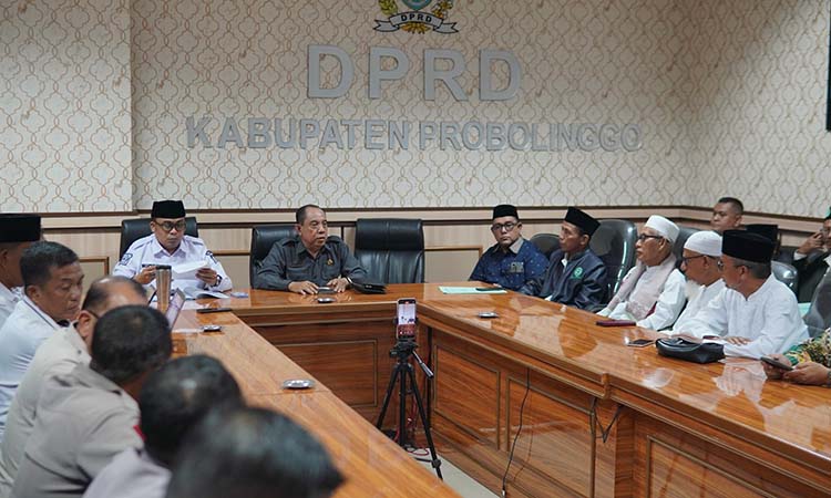 REMBUK: Anggota Komisi I DPRD saat membahas peredaran miras yang cukup marak di Kabupaten Probolinggo dan menewaskan 2 orang di kecamatan Krejengan.