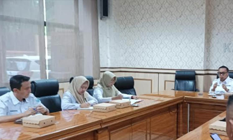 BAHAS: Komisi I saat menggelar pembahasan bersama sejumlah pihak Pemkab Probolinggo, Rabu (26/6). Salah satunya tentang bank titil yang meresahkan.