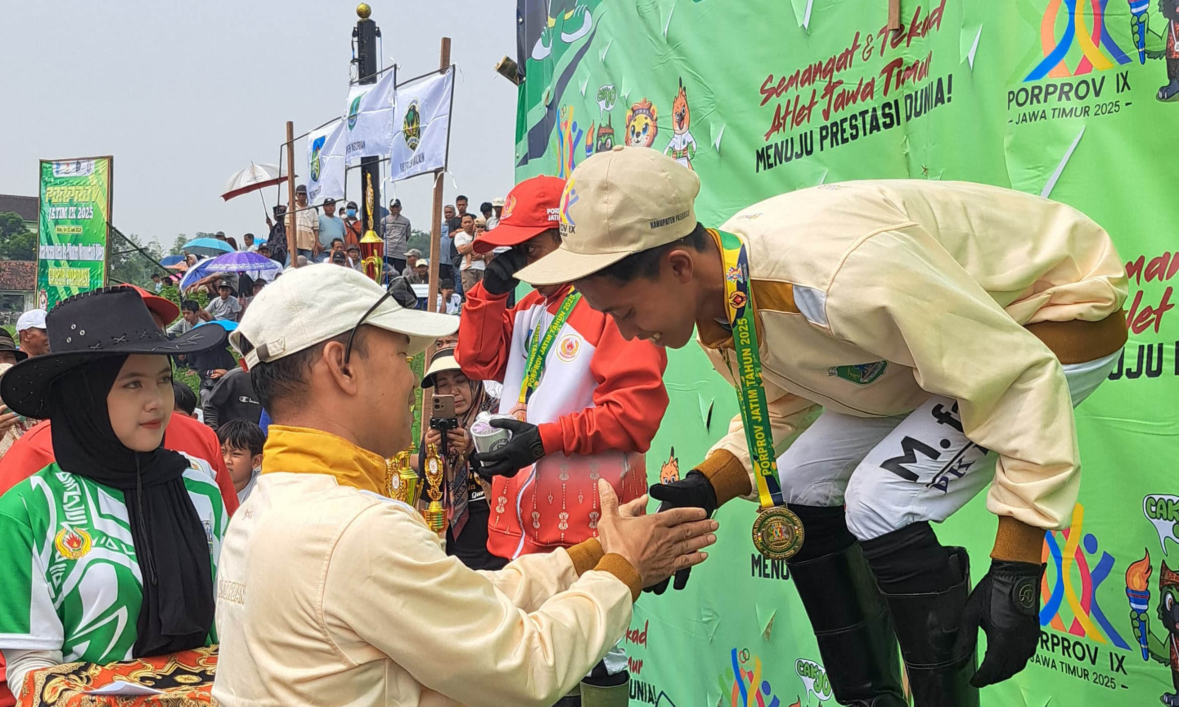 MASIH REMAJA: Fajar Anggun Dwi Laksana&nbsp; saat menerima medali emas.