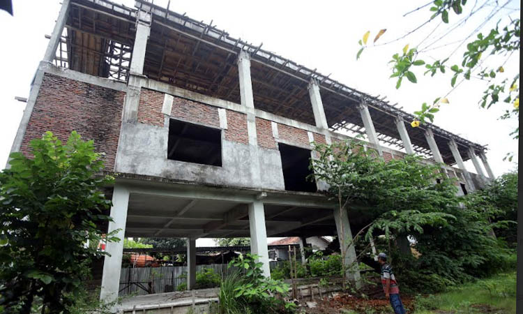 MOLOR: Gedung Inspektorat Kota Probolinggo yang pembangunannya tidak selesai. Pembangunan gedung ini akan dilanjutkan tahun ini.