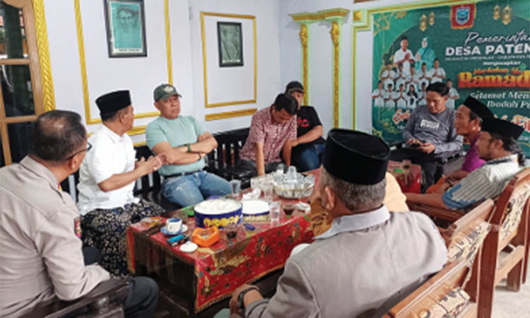 JADI ATENSI: Pihak kepolisian, Satgas Miras, dan keluarga korban YPH bertemu di rumah Kades Patemon, Jumat (27/6). Keluarga memastikan YPH meninggal bukan karena minum miras.