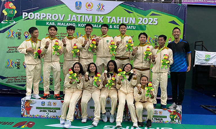 SIAP TANDING: Atlet cabor bulutangkis Kabupaten Pasuruan yang mengikuti Porprov IX Jatim. Sementara ini cabor bulutangkis meraih dua medali perunggu, di nomor beregu perempuan dan putra.
