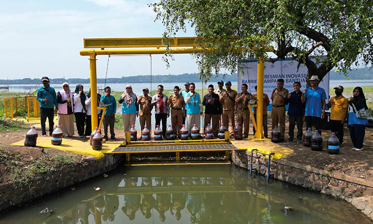KERJA SAMA: Peresmian inovasi trash barrier, bertujuan menjaga sampah  dari sungai tidak masuk ke danau Ranu Grati.