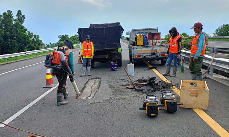 TAMBAL: Pemeliharaan jalan untuk memastikan kenyamanan pengendara.