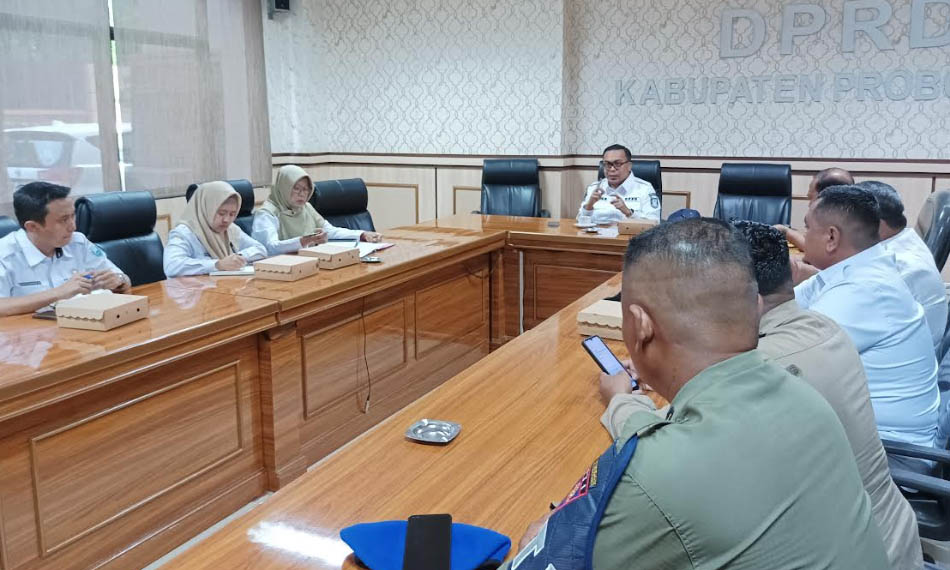 DENGAR PENDAPAT: Sejumlah pihak saat melakukan hearing terkait peredaran miras dikabupaten Probolinggo bersama Komisi I DPRD, Rabu (25/6).