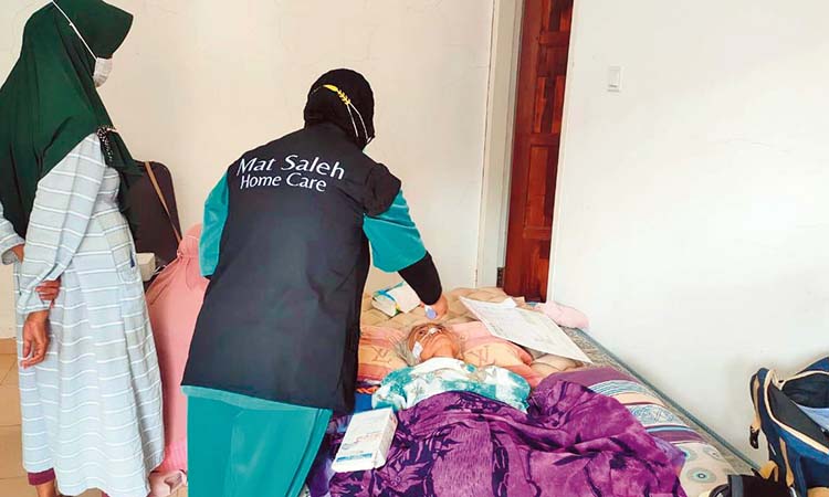 JEMPUT BOLA: Petugas medis RSUD dr Moh Saleh saat memberikan pelayanan home care kepada pasien.