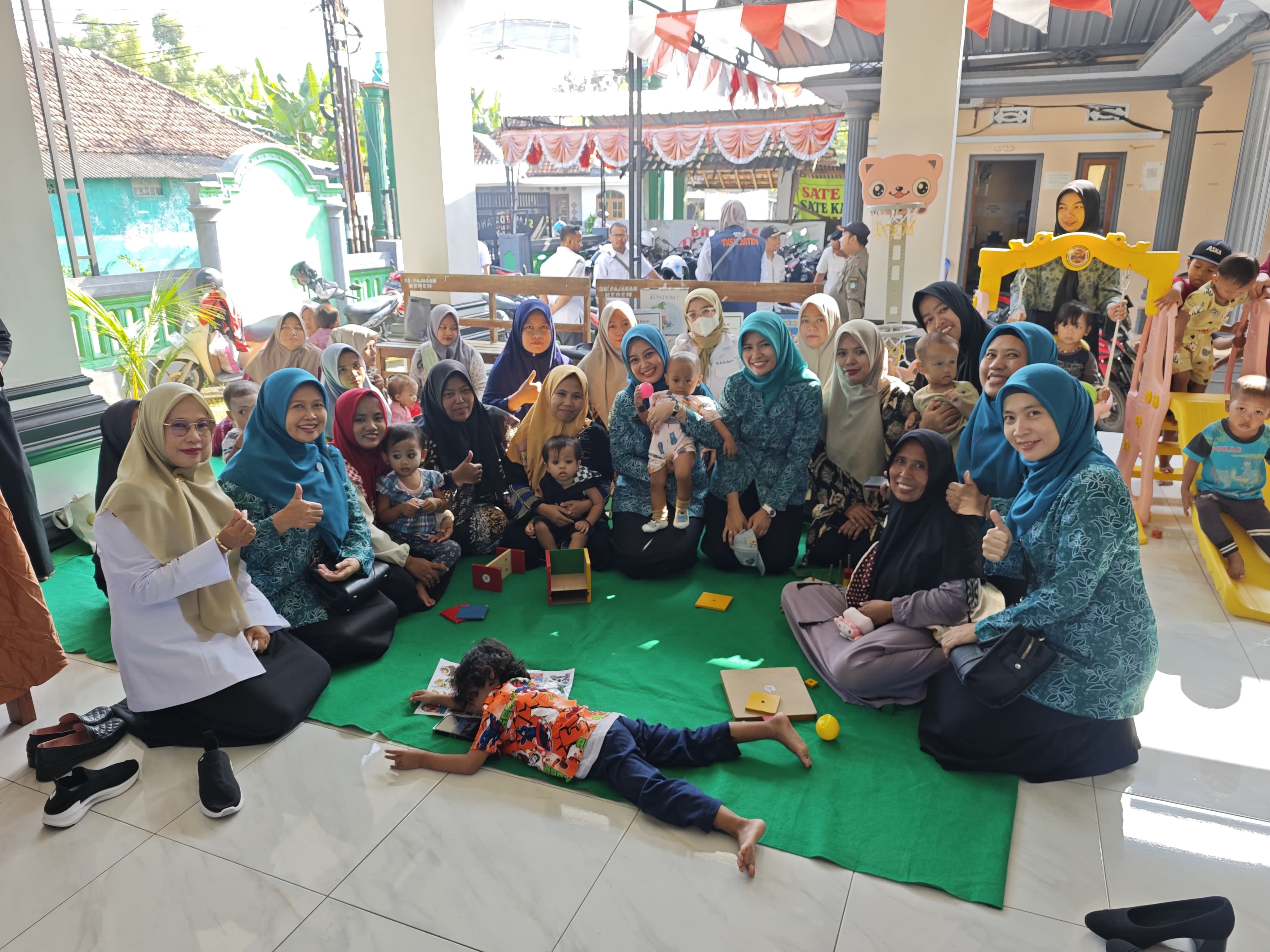 SAMBANG POSYANDU: Ketua TP PKK Kabupaten Pasuruan Ny drg. Hj. Merita Rusdi Sutejo saat kunjungan Posyandu dan Grebek Sehat sebagai bagian dari program menurunkan angka stunting.