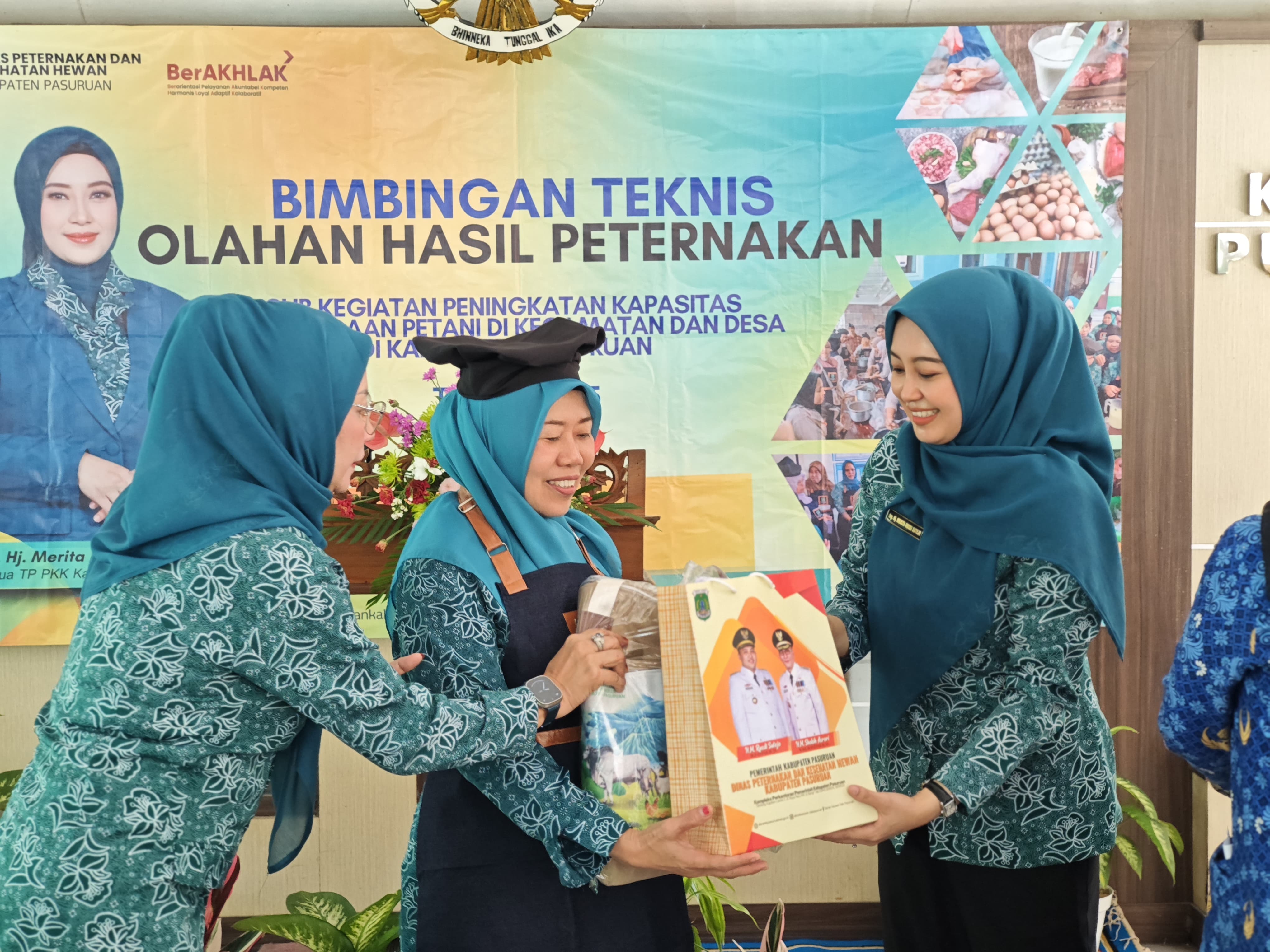 JUARA: Ketua TP PKK Kabupaten Pasuruan Ny drg. Hj. Merita Rusdi Sutejo menyerahkan hadiah pada pemenang lomba memasak olahan hasil peternakan yang digelar Dinas Peternakan dan Kesehatan Hewan