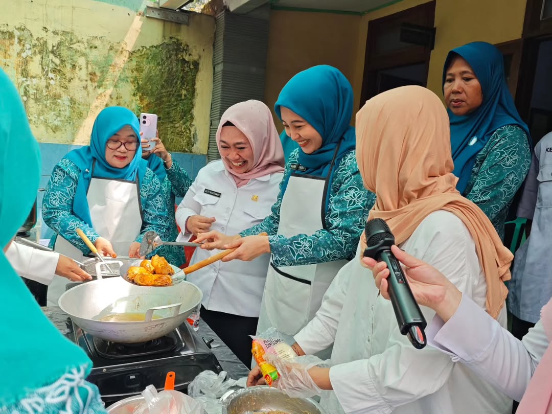 PRAKTIK: Ketua TP PKK Kabupaten Pasuruan Ny drg. Hj. Merita Rusdi Sutejo praktik memasak olahan ikan untuk anak-anak dan keluarga. Pemberdayaan keluarga menjadi salah satu cara untuk menekan angka stu