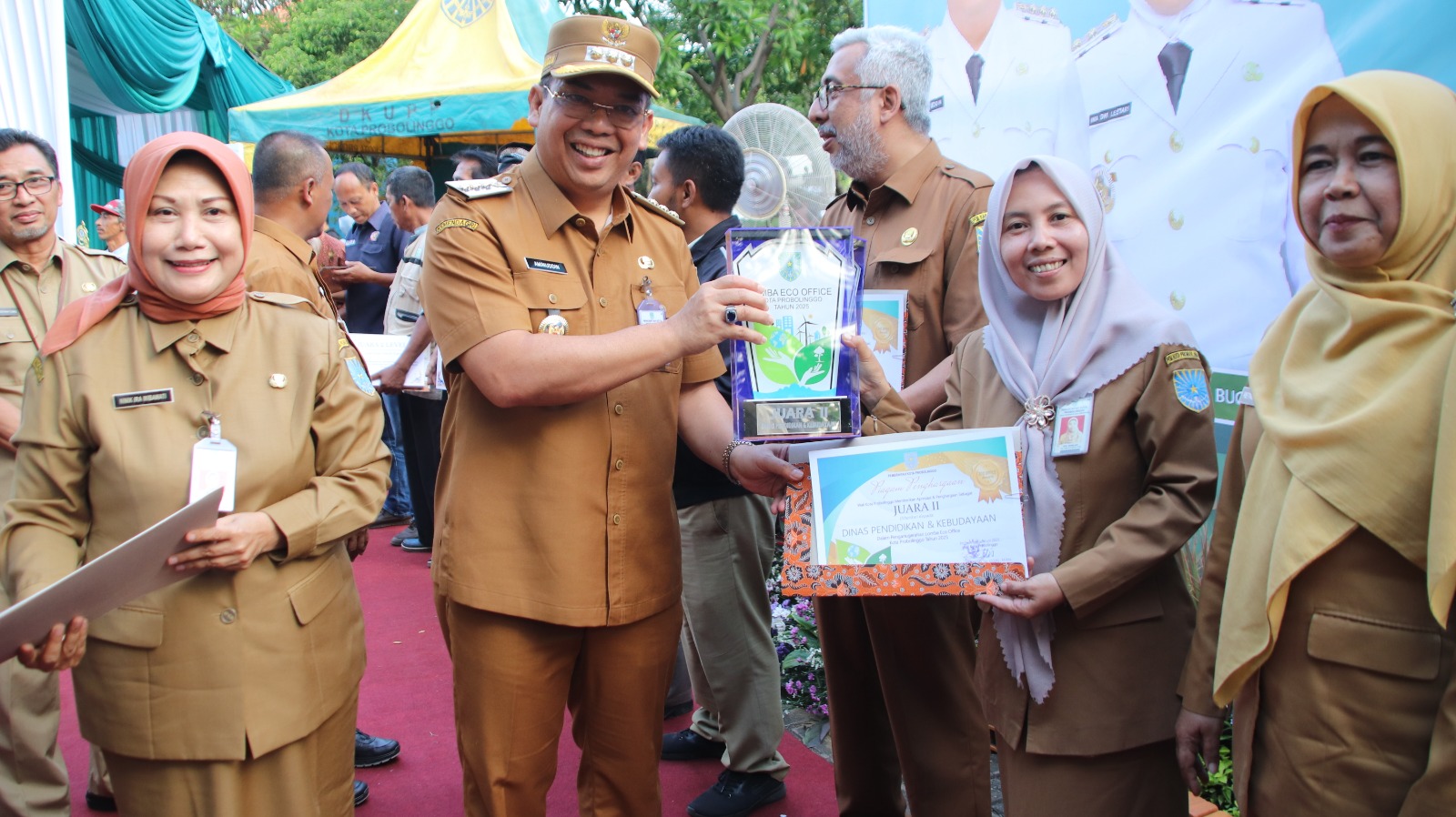 ECO OFFICE : Dalam program 100 hari kerja Wali Kota &ndash; Wakil Wali Kota Probolinggo, Disdikbud menerima penghargaan Juara II Lomba Eco Office Tingkat Perangkat Daerah Kota Probolinggo Tahun 2025.