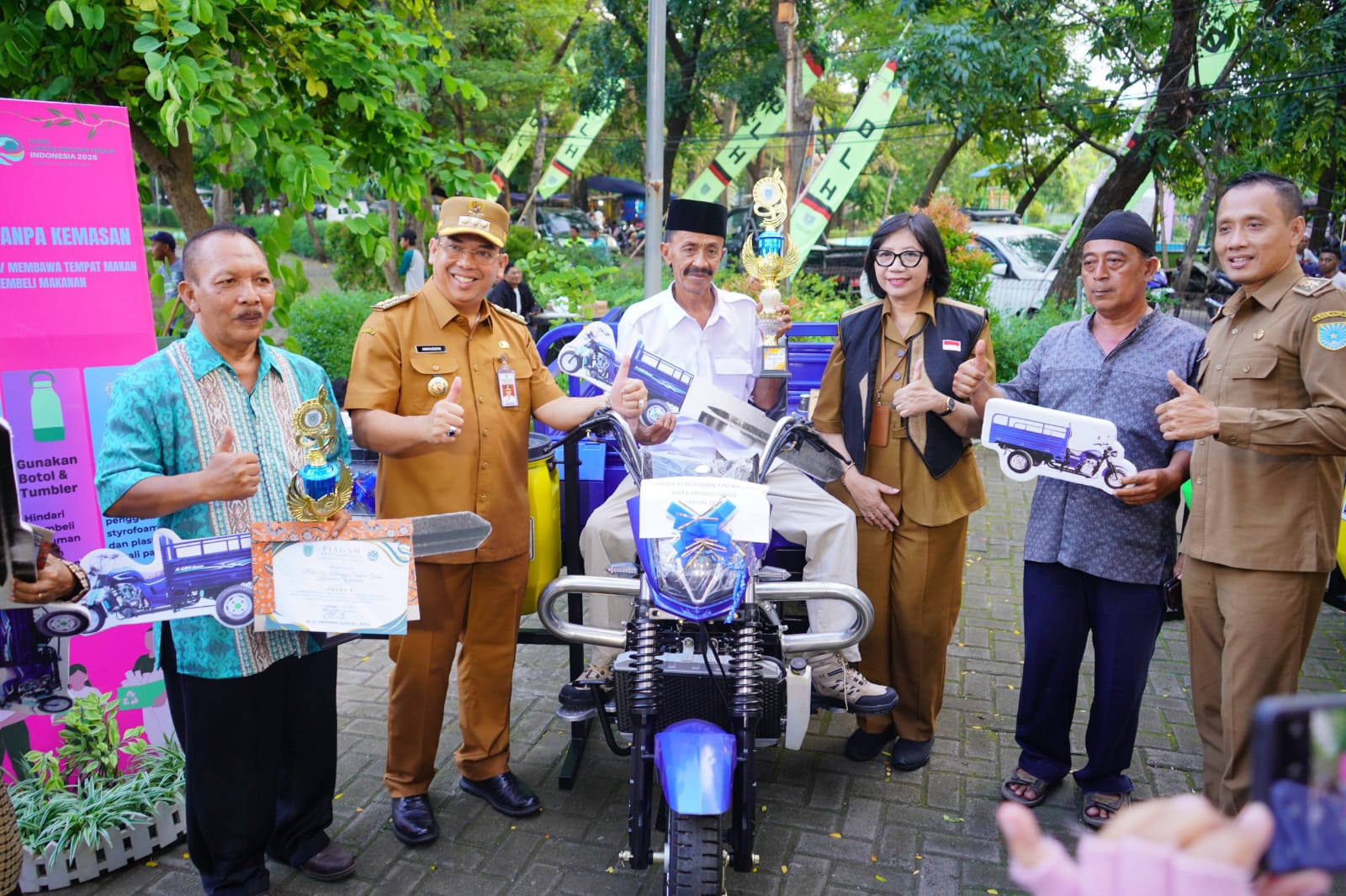 TRANSPORTASI: Wali Kota Probolinggo dr. Aminuddin saat menyalurkan kendaraan roda tiga secara simbolis pada ketua RW di Kota Probolinggo.