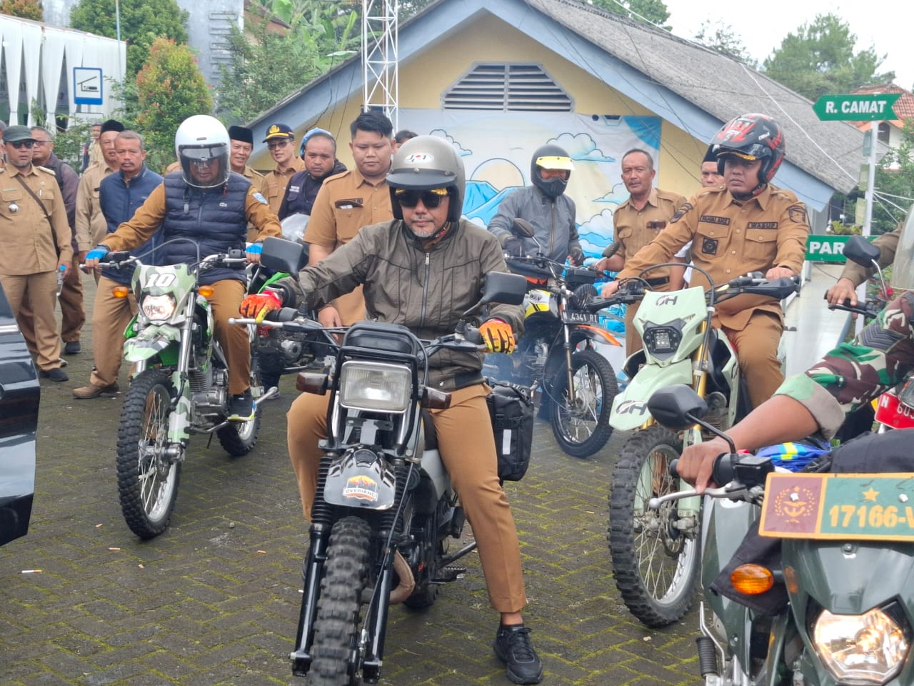 LEBIH DEKAT: Bupati Probolinggo saat ngantor di kecamatan sehingga bisa lebih detail mengetahui permasalahan.